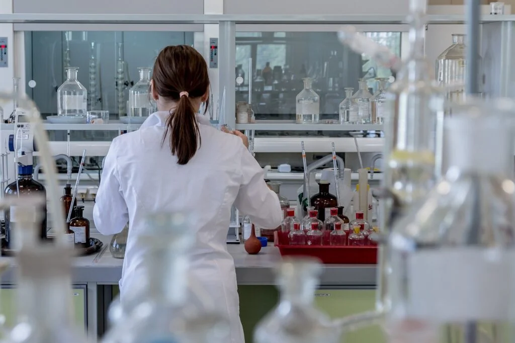 Profesional en laboratorio de Cuadriello Labs formulando de forma sostenible